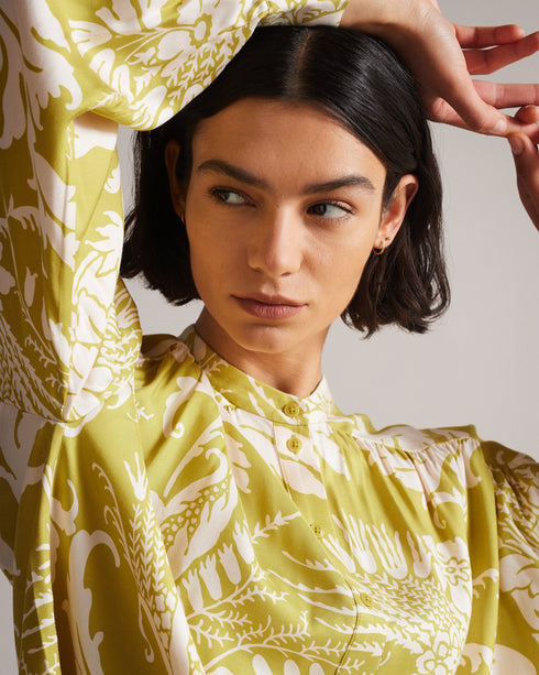 AYVERI-Tops-A gorgeous baroque printed blouse, AYVERI is ideal for a warm summer evening, or a lunchtime coffee date. This top features a gathered yoke for added interest and will look stunning with jeans or shorts and an elegant strappy heel. Blouse Baroque print Gathered yoke detail Long sleeved Button fastening Cropped boxy fit Wendy is 5'9.5" / 1.77m and wears Yellow in a Ted size 1- Ted Baker Romania